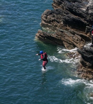  令人振奋的悬崖跳跃 